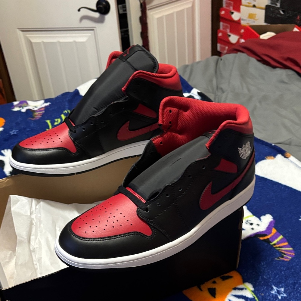 Jordan Athletic Shoes Black Red - Picture 5 of 8